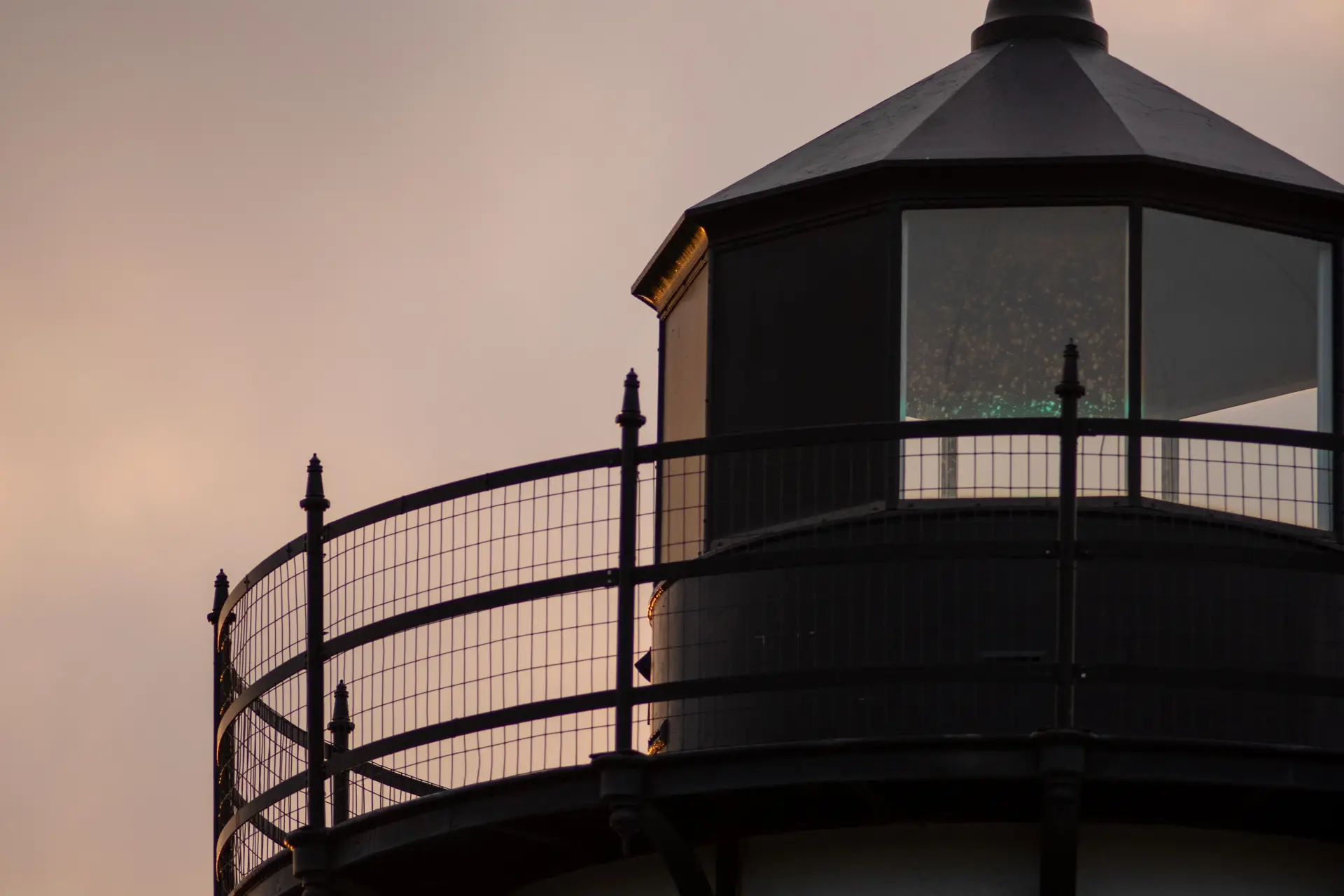 East Chop Lighthouse, Oak Bluffs: Sunset Openings, Telegraph Hill History and How to Get There (2026)