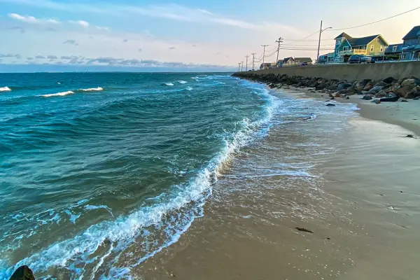 Waves rolling in along the Inkwell seawall