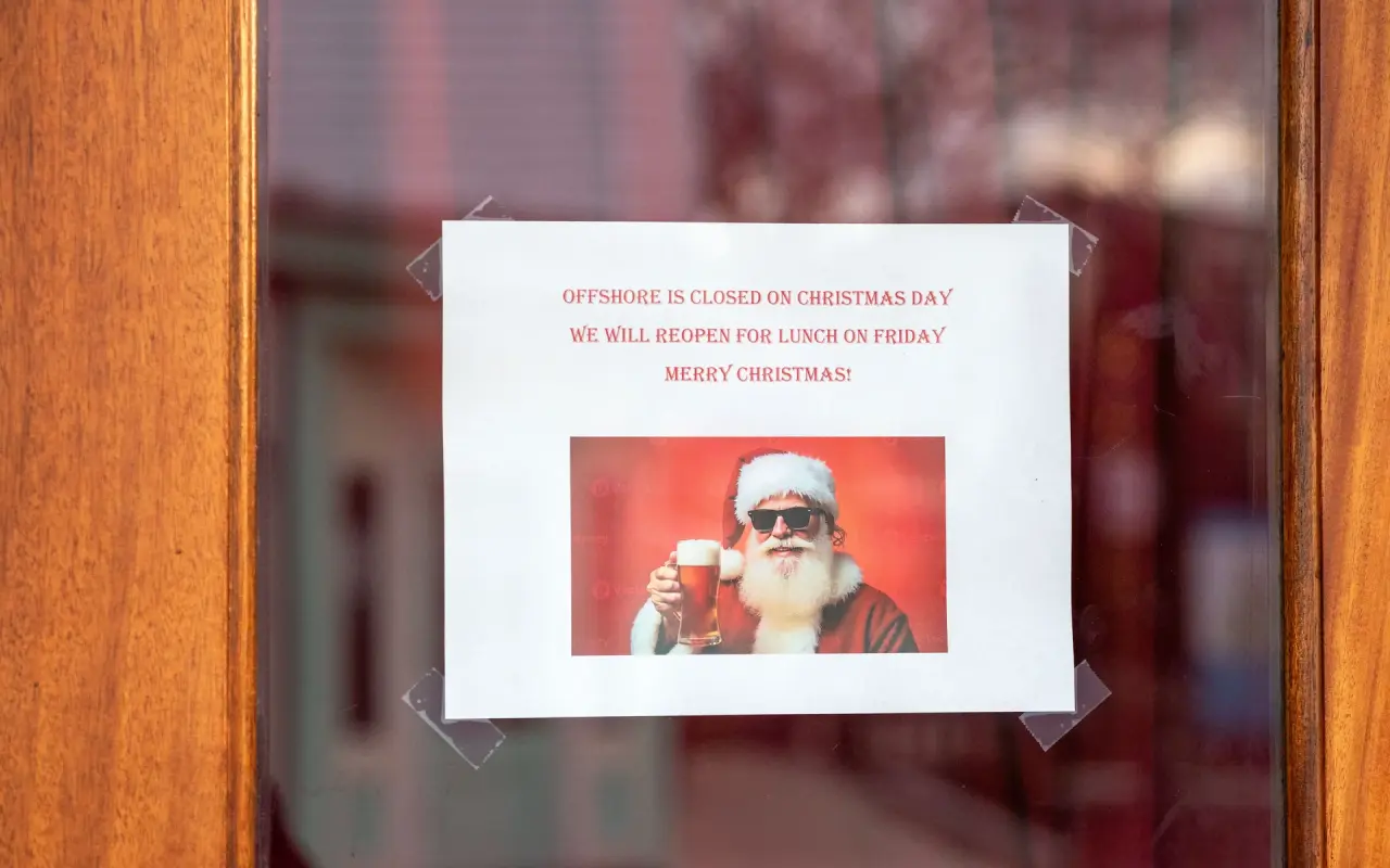Hand-written sign on the door of Offshore Ale in Oak Bluffs saying closed on Christmas Day