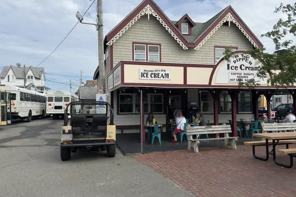 Big Dipper ice cream and coffee, with the tour buses behind
