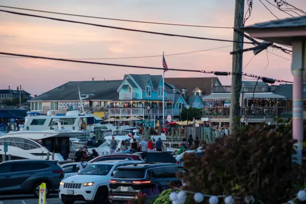 The dockside restaurants filling up as the light goes pink