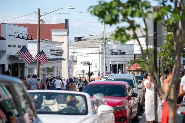 Looking down Circuit Avenue past Murdick's Fudge and the Strand, peak-season crowds