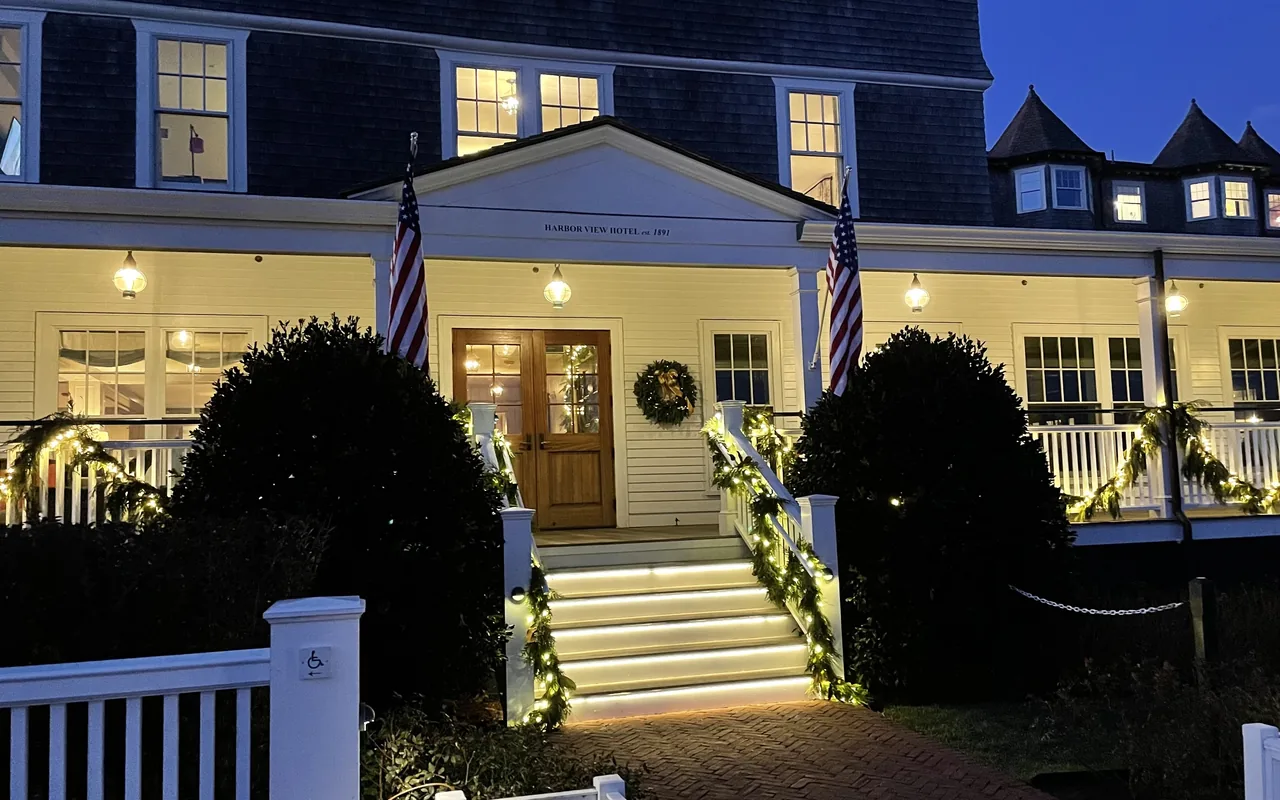 Harbor View Hotel entrance steps in Edgartown with an accessible route sign on the gatepost
