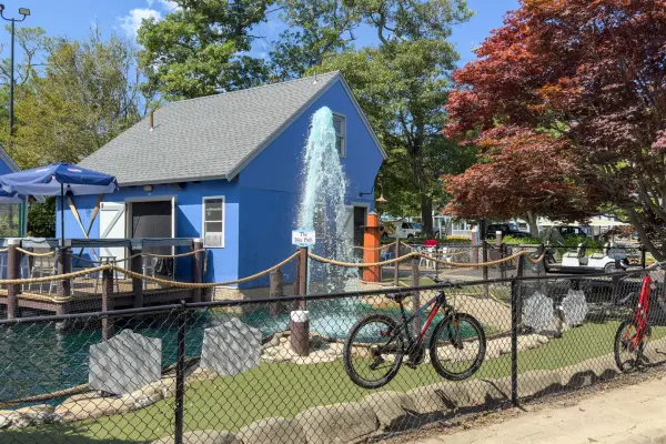 Putt Up and Eat, Vineyard Haven