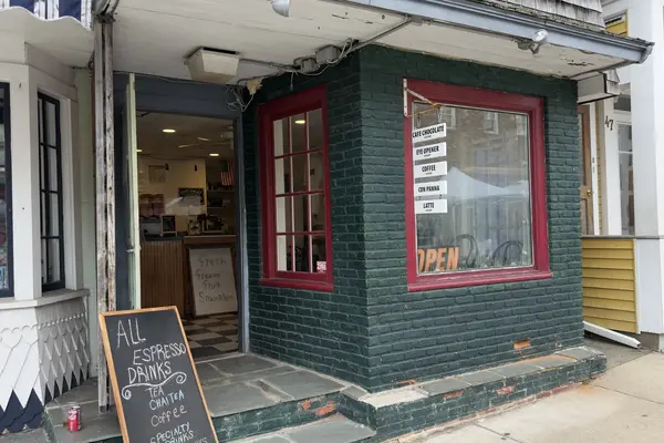 Mister Pugg's Mugg entrance, Oak Bluffs
