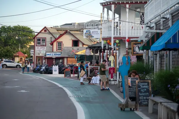 Circuit Ave Extension: bike lane, rental row and the Jetty sign