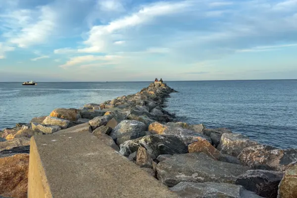 The stone jetty: half fishing spot, half front-row bench for boat traffic