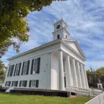Newport vs Martha's Vineyard: A City Weekend or an Island Week? (2026)