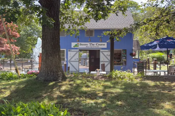 The blue clubhouse at Putt Up and Eat mini golf in Vineyard Haven