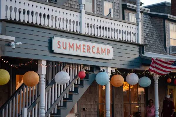 Summercamp under its lantern strings