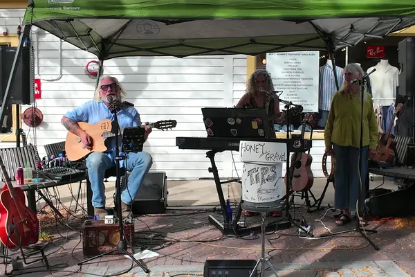 Sidewalk music on Tivoli Day