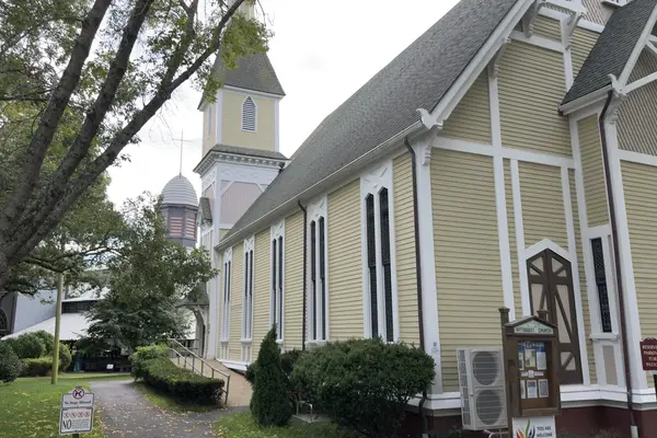 Trinity Methodist Church from the side, the Tabernacle cupola behind