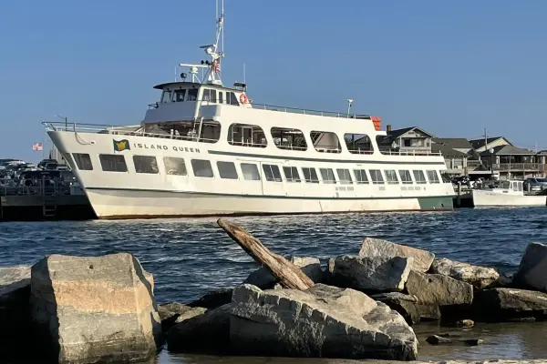 The Island Queen arriving past the jetty rocks
