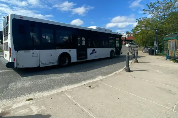 A VTA bus at the Vineyard Haven stop